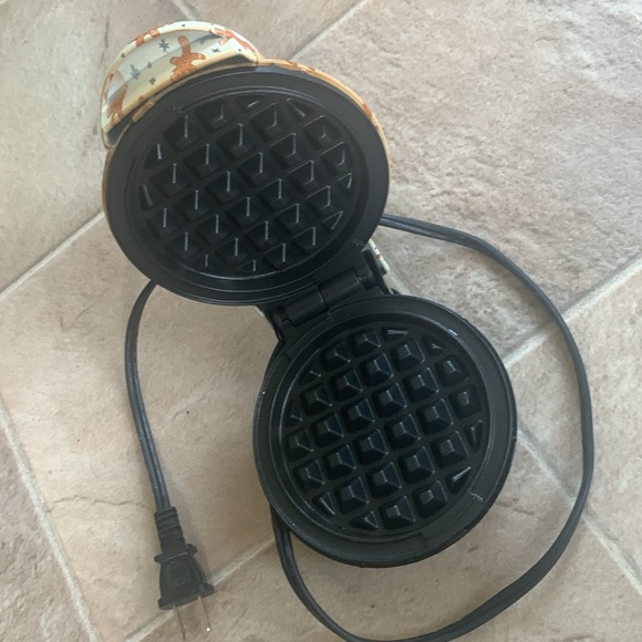 Dash mini Waffle maker in Gingerbread - Picture 2 of 3